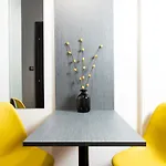 Downtown Luxury Boutique : The Yellow * テッサロニキ